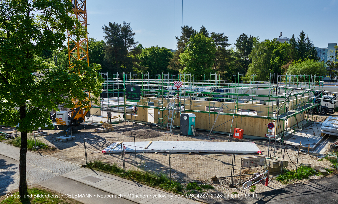 01.06.2023 - Neue Holzwände für das Haus für Kinder in Neuperlach in München